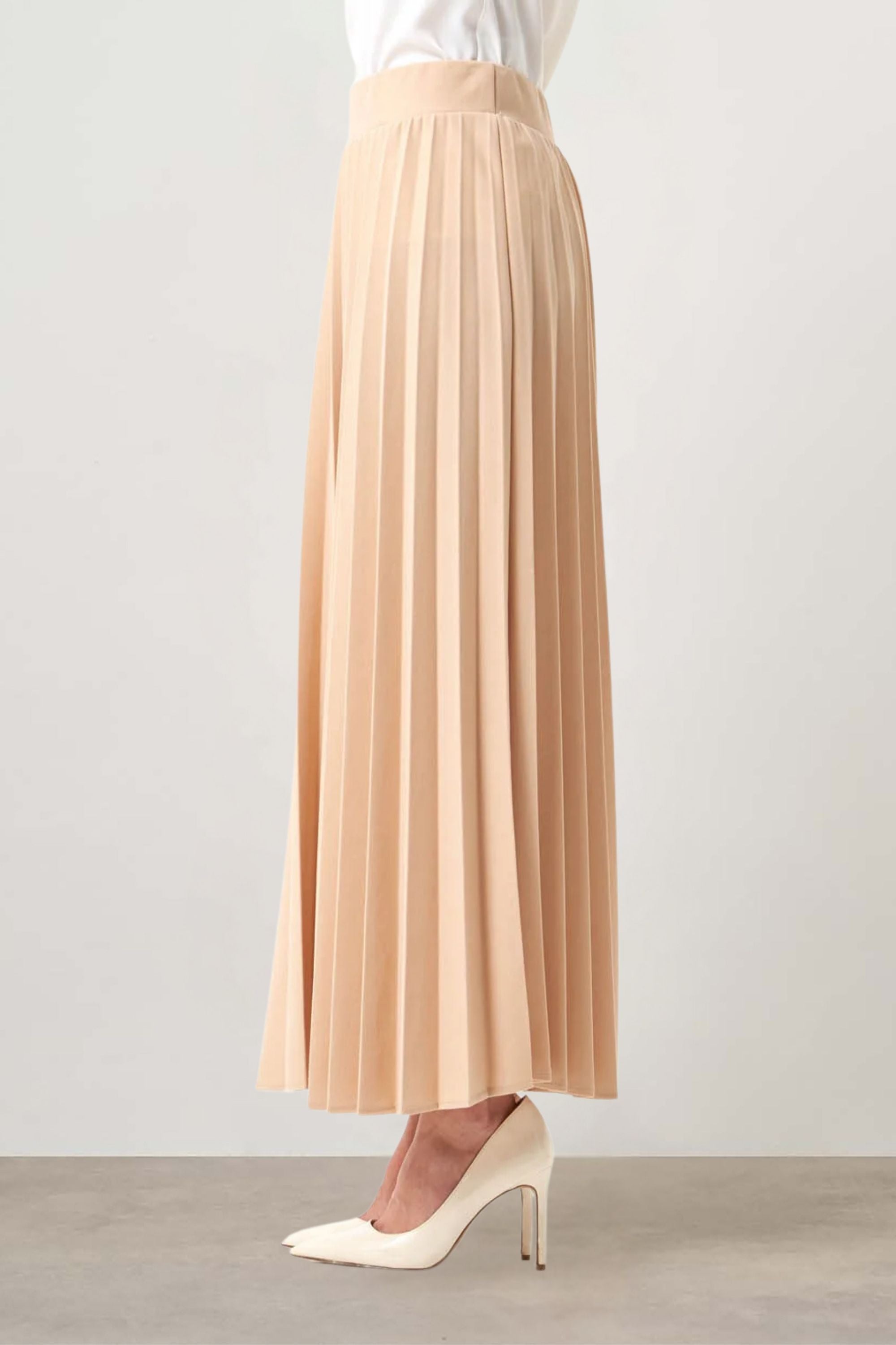 Mizalle Beige Waisted Pleated Midi Skirt