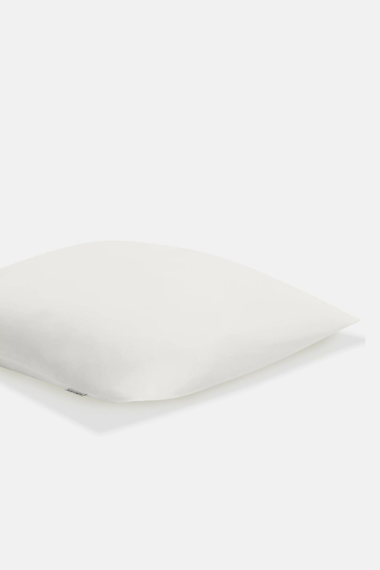 Dore & Rose Cooling Pillowcase 51x76 White featuring a hidden zipper design, promoting a sleek look and softness for a perfect sleep experience.