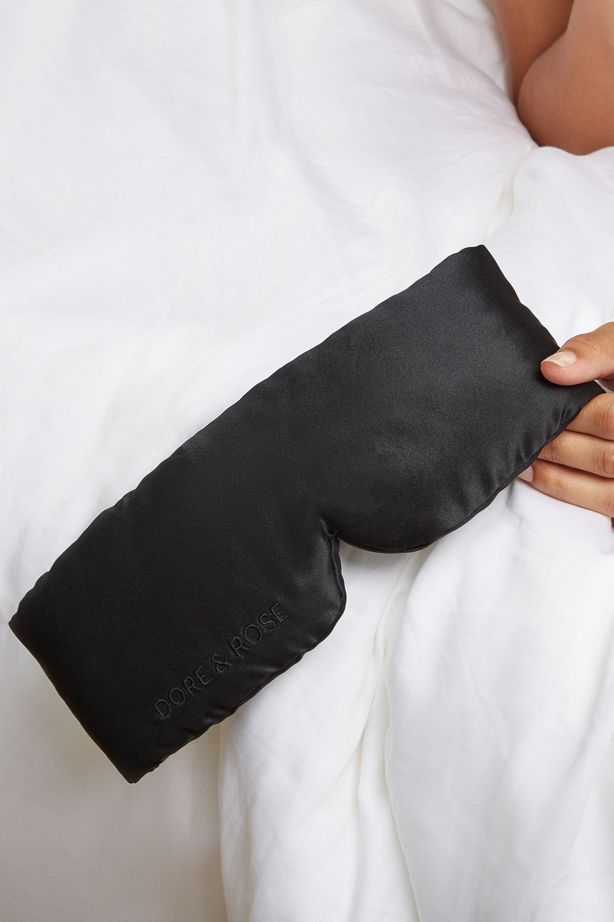 Dore & Rose Deep Sleep Mask Black: Hypoallergenic and lightweight sleep mask, perfect for sensitive skin, providing a secure and comfortable fit for restful nights.